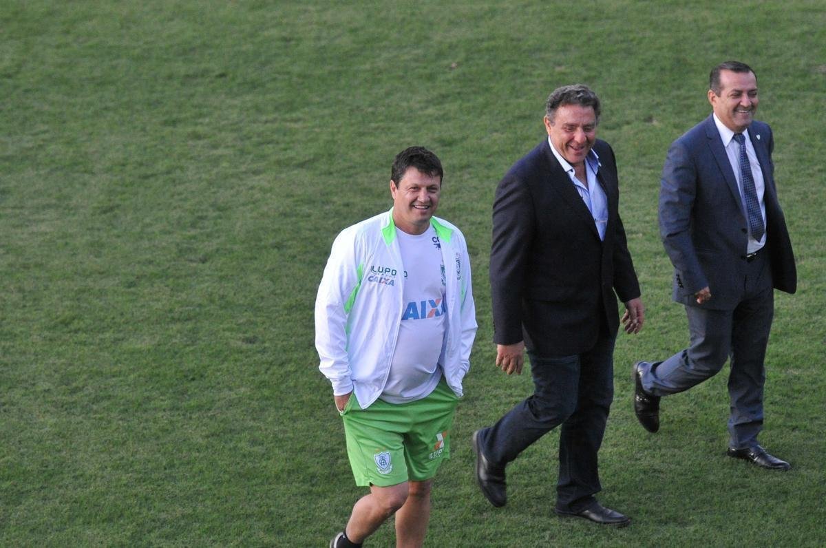 Depois de conversa com diretoria no campo, Adilson Batista foi apresentado como novo treinador do Amrica