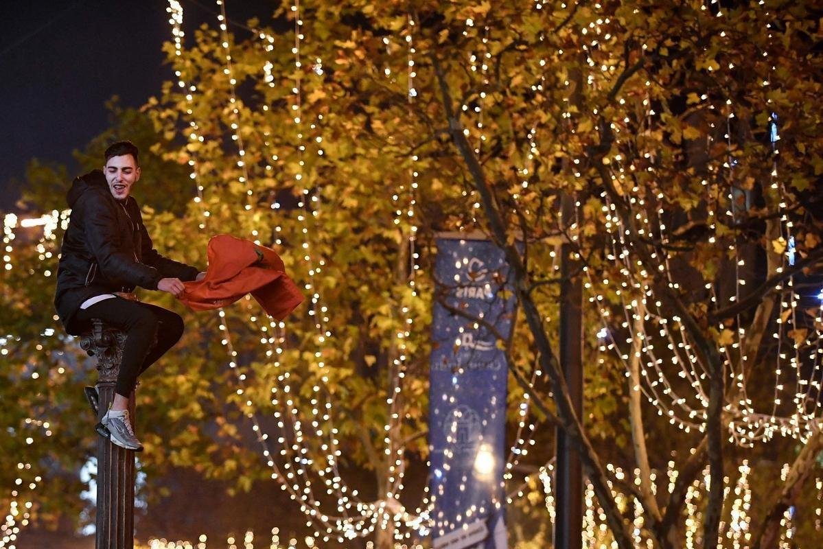 Torcedores marroquinos invadiram as ruas de Paris, na Frana, para festejar a classificao da seleo do Norte da frica s quartas de final da Copa do Mundo. Pas europeu tem grande colnia africana. Marrocos eliminou a Espanha e agora ter Portugal pela frente no Mundial do Catar