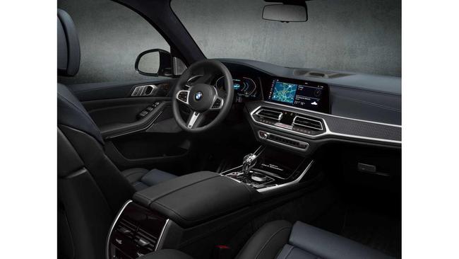 Camila Ângelo recebeu o modelo BMW X7 Dark Shadow Edition 2021