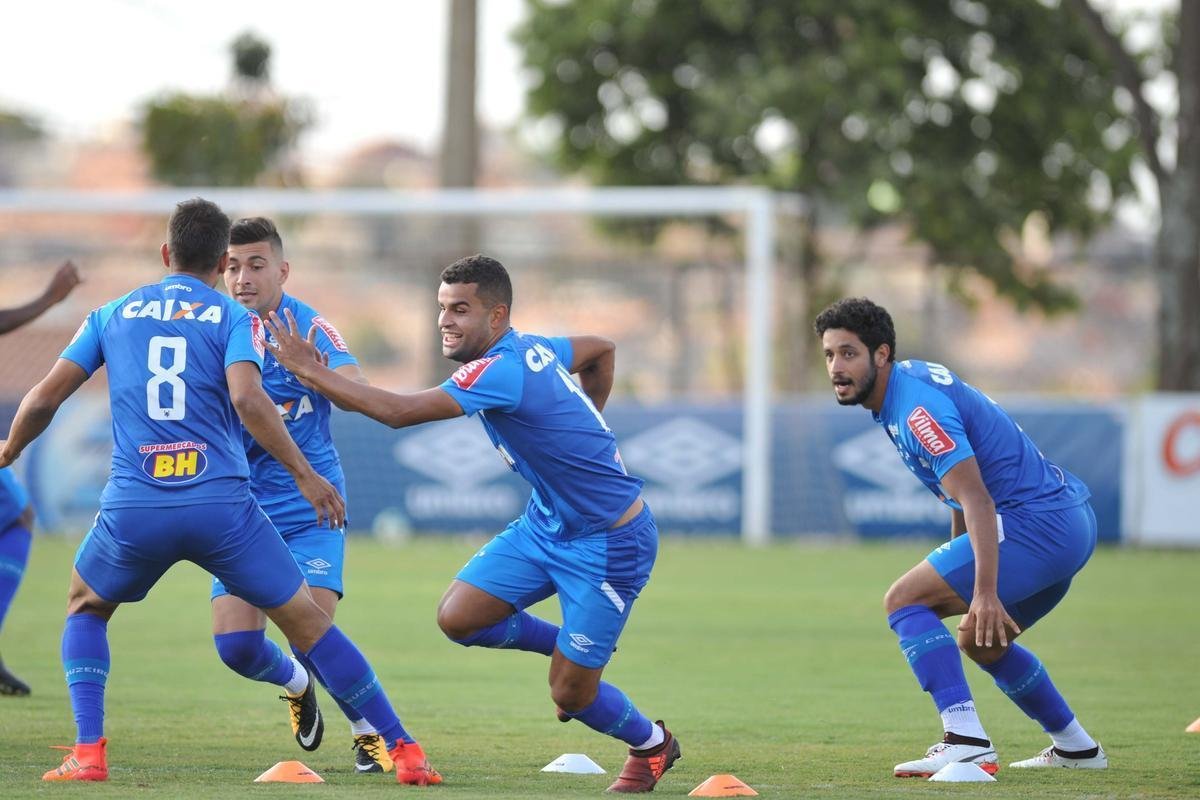 Jogadores do Cruzeiro trabalharam em tom descontrado na Toca da Raposa antes de final com Flamengo