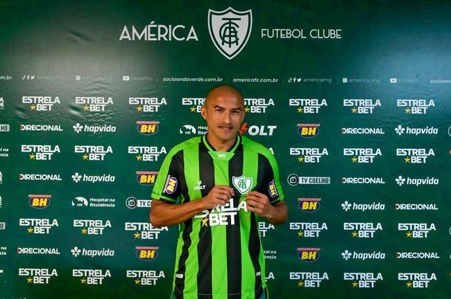 Fotos da apresentao do lateral-direito Nino Paraba no Amrica