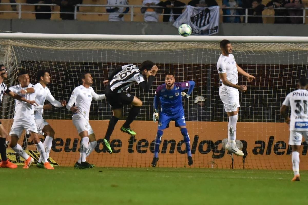 Atlético derrotou Santos por 2 a 1, de virada, com gols de Chará, e avançou às quartas de final da Copa do Brasil