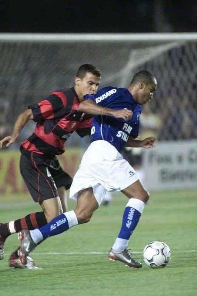 Em junho de 2003, o Cruzeiro deu o segundo passo para alcan�ar a in�dita Tr�plice Coroa. No dia 11 daquele m�s, no Mineir�o, o time dirigido por Vanderlei Luxemburgo conquistou a Copa do Brasil ao derrotar o Flamengo por 3 a 1. Os gols foram de Deivid, Aristiz�bal e Luis�o. Alex n�o marcou, mas voltou a dar show em campo, assim como j� havia feito no empate por 1 a 1 no duelo de ida, no Maracan�, quando fez gol de letra. Aquele foi o quarto t�tulo celeste no torneio de mata-matas e deu ainda mais confian�a ao elenco para tamb�m faturar o Brasileir�o no segundo semestre de 2003.
