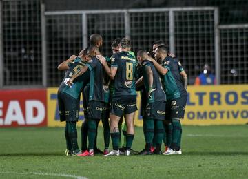 Com vários desfalques, equipes se enfrentam às 18h30 deste sábado (12)