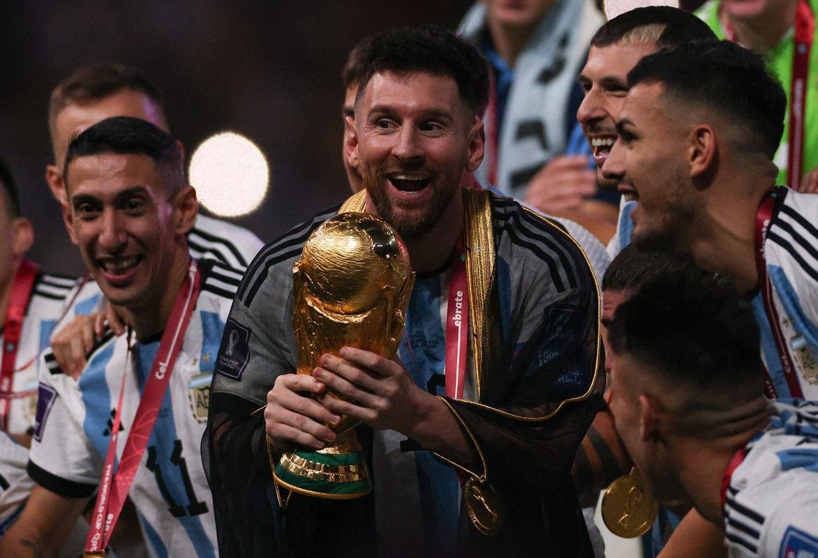 Messi ergue a taa de campeo da Copa do Mundo! Festa da Argentina no Estdio Icnico de Lusail, no Catar, com o tricampeonato mundial