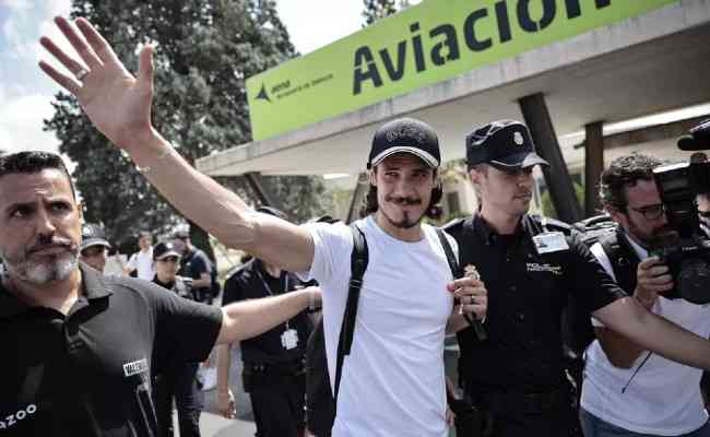 Cavani j desembarcou na Espanha para finalizar o acordo, realizar exames mdicos e assinar um contrato de dois anos.
