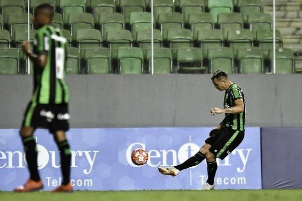 Fotos do primeiro tempo do duelo entre Amrica e Guarani, no Independncia, pela 11 rodada do Mineiro