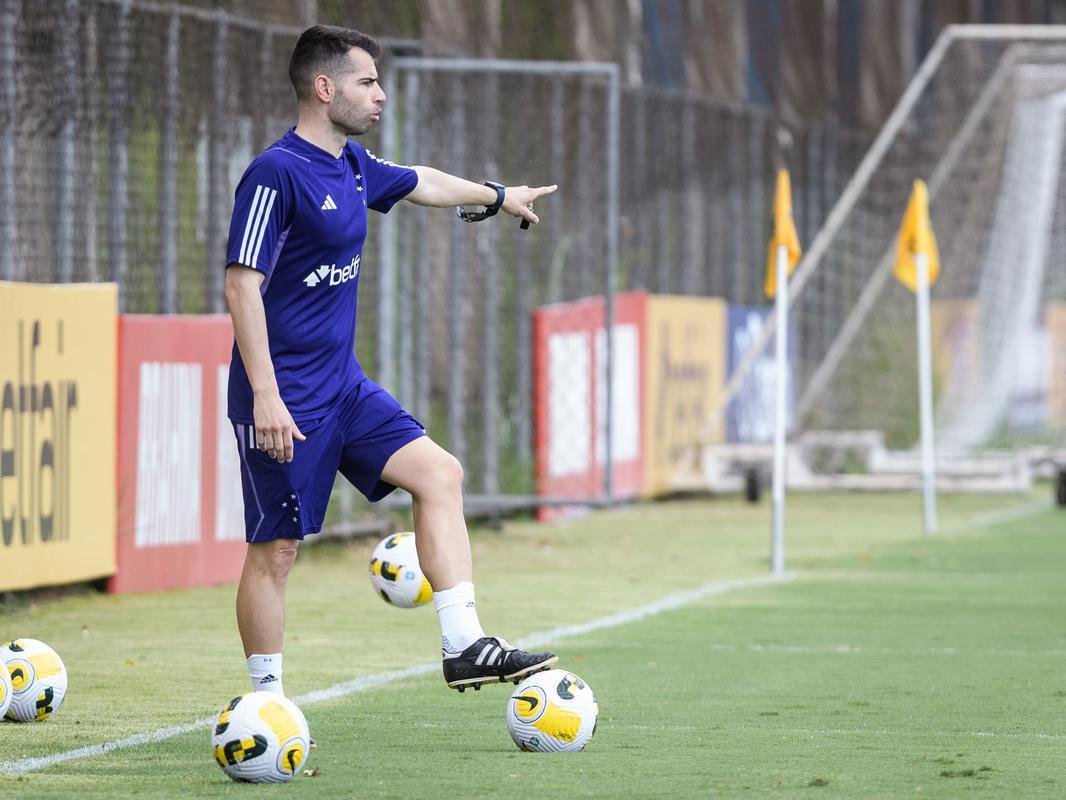 Fotos do primeiro treino do tcnico portugus Pepa no Cruzeiro