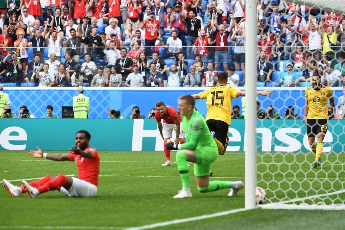 Lateral Thomas Meunier recebeu cruzamento rasteiro e empurrou de canela para o fundo do gol
