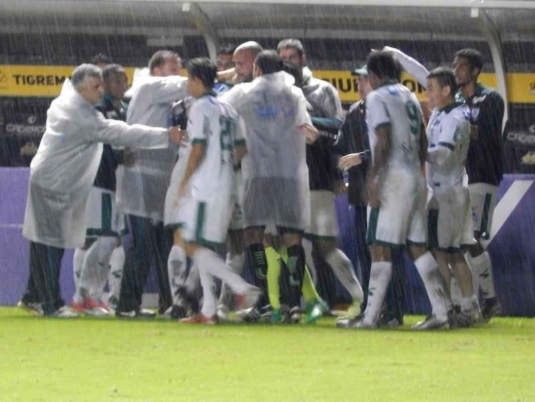 Fotos da vitria de virada do Amrica sobre o Cricima no Estdio Heriberto Hulse, em Cricima, pela Srie B