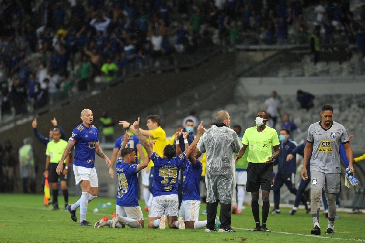 Atacante Edu, do Cruzeiro, vai  loucura ao marcar o gol da vitria sobre o Democrata-GV, no Mineiro, no ltimo minuto da partida pela quinta rodada do Mineiro