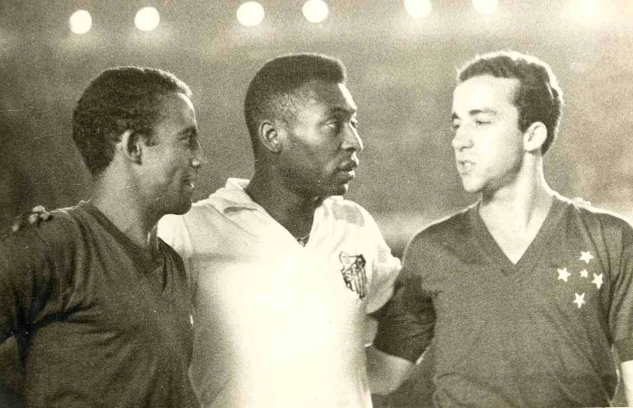 Dirceu Lopes e Tosto, do Cruzeiro, ao lado de Pel, do Santos, em 1966