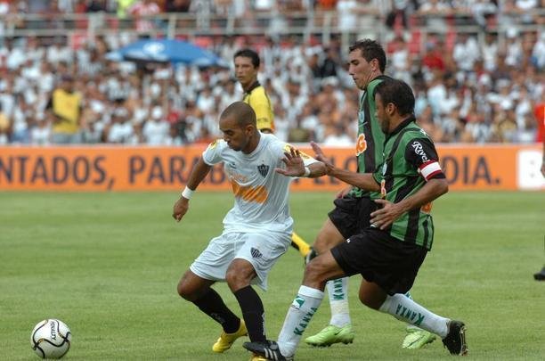 24/01/2010 - Na temporada 2010, o Atltico teve clssico na estreia do Campeonato Mineiro. No Mineiro, Galo e Amrica ficaram no empate por 1 a 1. O Coelho saiu na frente com gol de Rodrigo, no primeiro tempo. Na etapa final, Fabiano, genro do ento tcnico do Alvinegro, Vanderlei Luxemburgo, saiu do banco de reservas para empatar a partida. O Atltico jogou com: Aranha, Coelho, Werley, Jairo Campos e Leandro (Jnior); Jonlson, Corra, Ricardinho e Evandro (Fabiano); Muriqui (Marques) e Diego Tardelli.