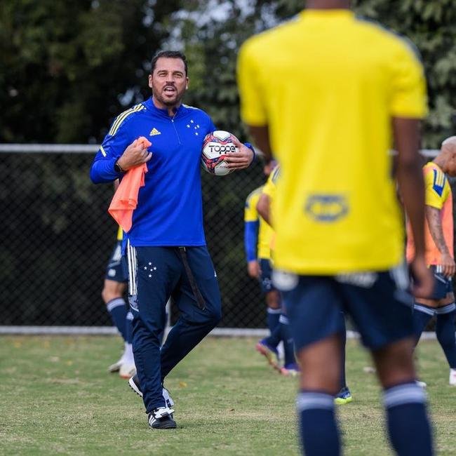 Comisso tcnica de Vanderlei Luxemburgo comandou treino na Toca da Raposa II nesta quarta-feira. Time se prepara para enfrentar o Brusque, s 11h de sbado, no estdio Augusto Bauer, em Santa Catarina, pela 16 rodada da Srie B.