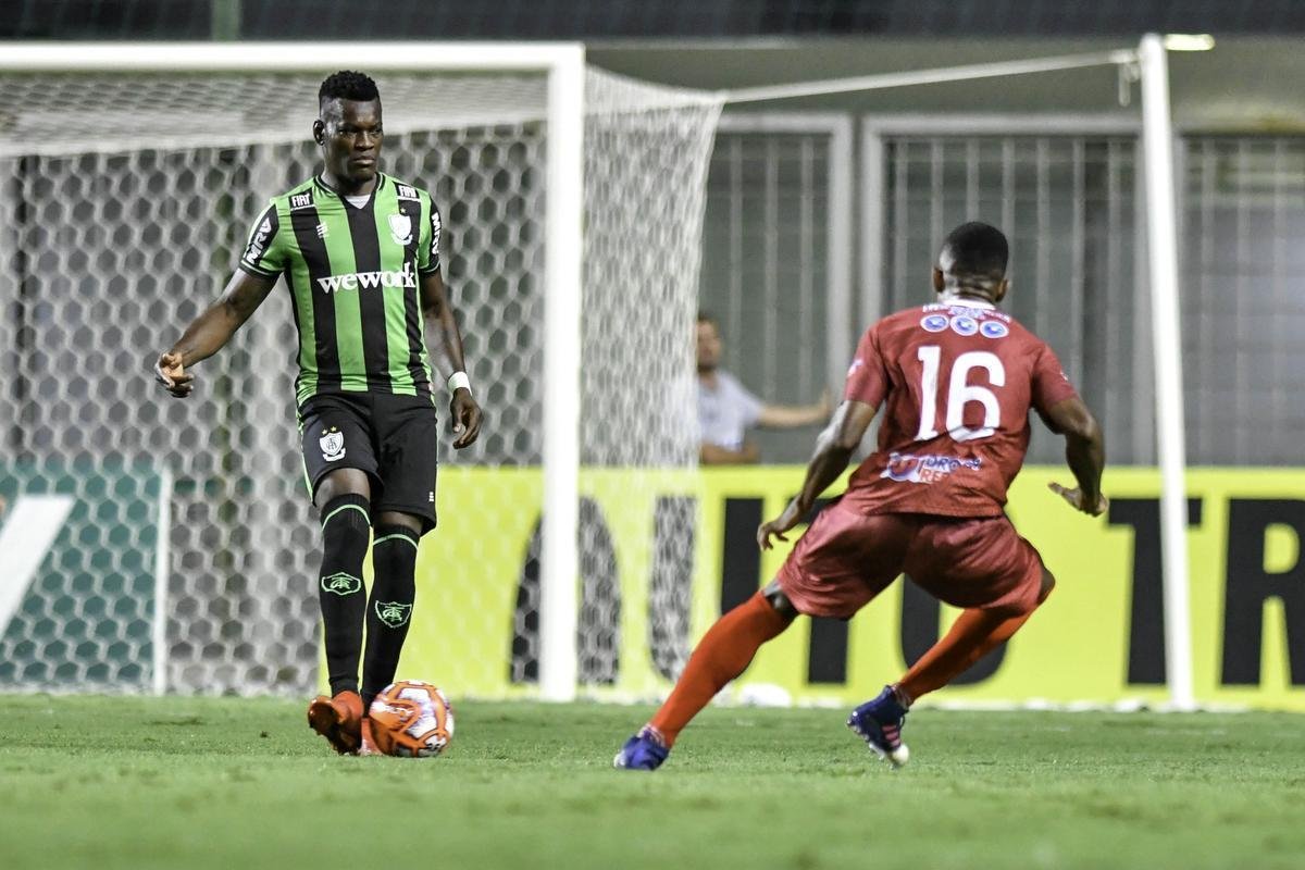 Fotos do primeiro tempo do duelo entre Amrica e Guarani, no Independncia, pela 11 rodada do Mineiro