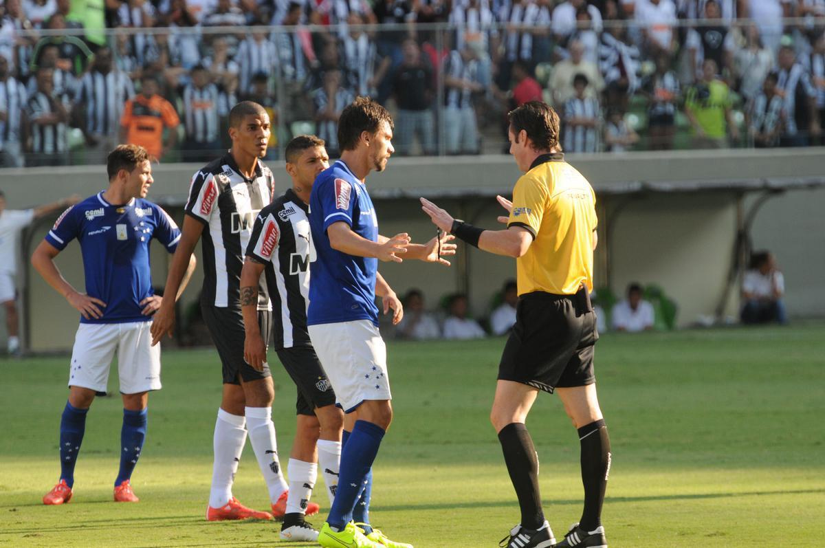 O Cruzeiro arrancou um empate por 1 a 1 com o Atltico no primeiro clssico da semifinal do Campeonato Mineiro de 2015, no Independncia. Carlos colocou o Galo em vantagem, aos 39 minutos da etapa inicial, porm Arrascaeta deixou tudo igual aos 10 do segundo tempo.