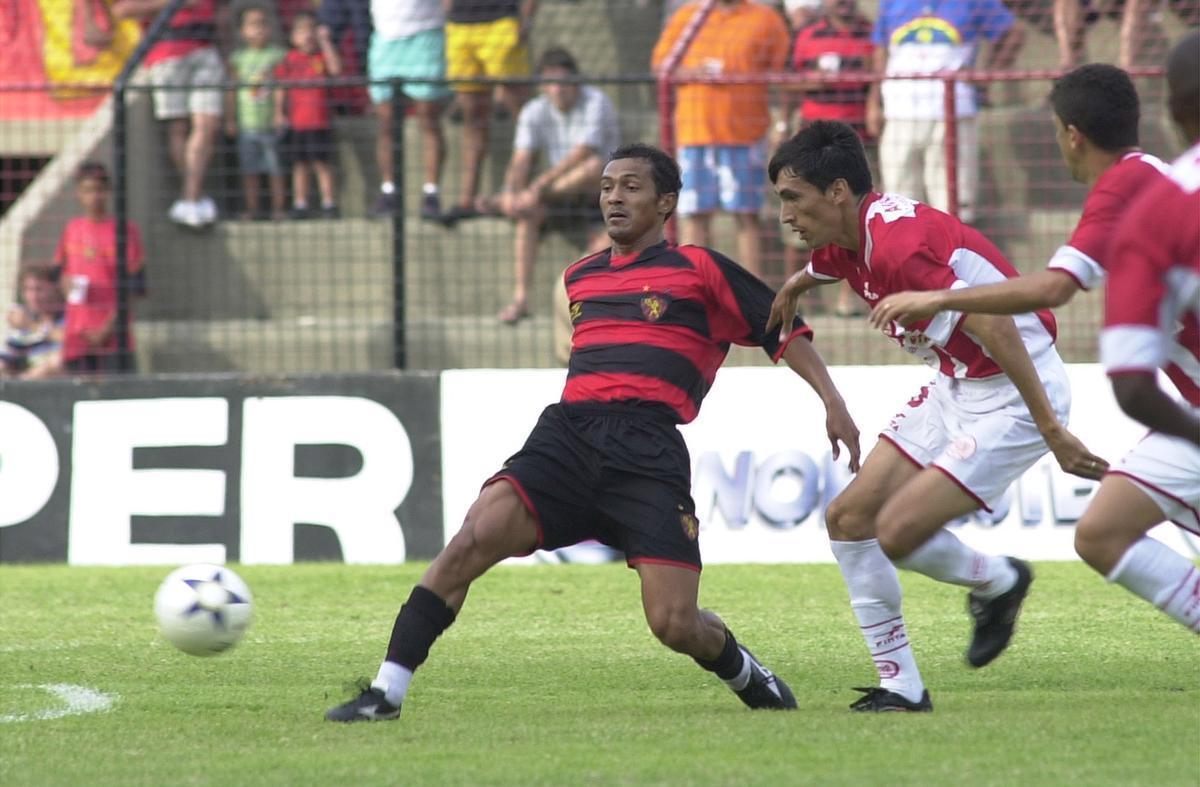 Camisa lançada pela Topper para o Sport em 2004.