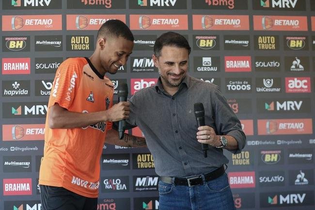 Ademir  apresentado no Atltico; veja as fotos