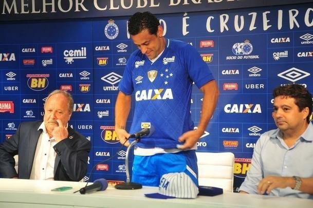 Fred foi apresentado no Cruzeiro pelo presidente Wagner Pires de S e pelo vice Itair Machado