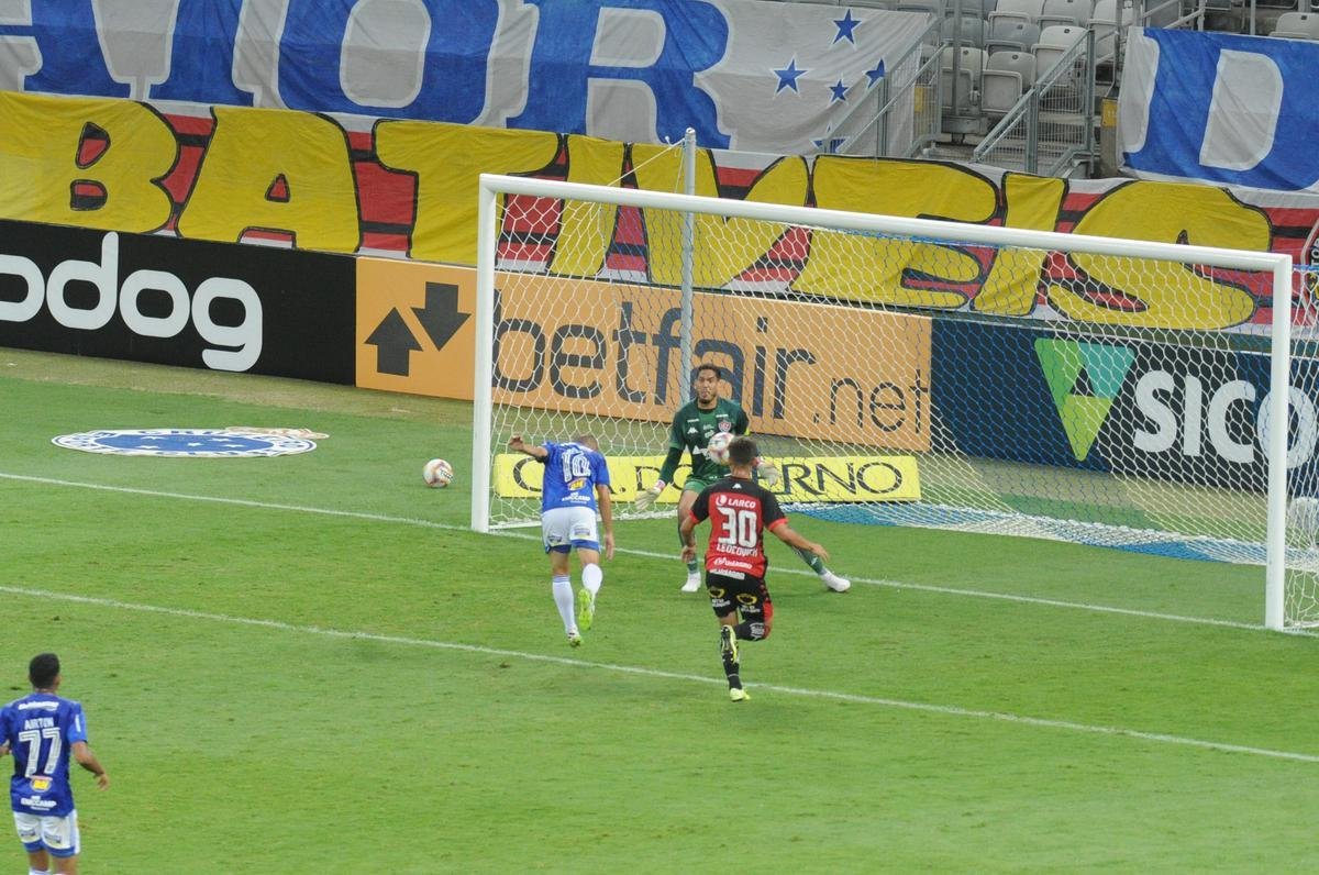 Rgis fez gol do Cruzeiro no triunfo sobre o Vitria