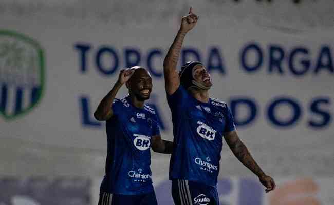 Edu marcou dois gols pelo Cruzeiro na vitria por 3 a 0 sobre o Tuntum