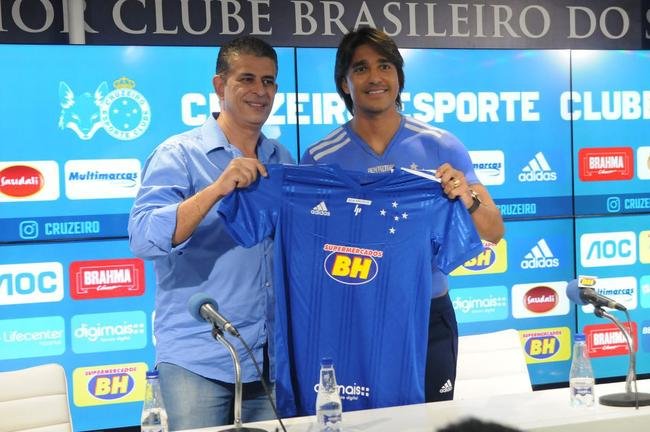 Fotos da apresenta��o do atacante Marcelo Moreno como novo refor�o do Cruzeiro para 2020. Duante entrevista, jogador foi acompanhado pela esposa Marilisy Antonelli e pela filha, Maria Clara