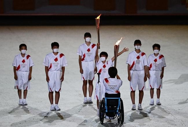 Acendimento da pira olmpica na cerimnia de abertura dos Jogos de Tquio