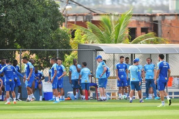 Técnico Abel Braga comandou atividade fechada à imprensa na Toca da Raposa II