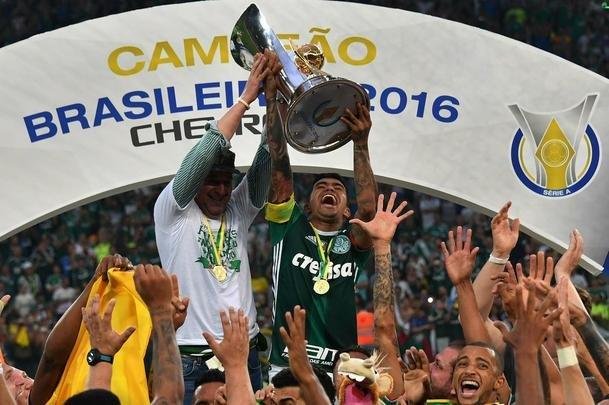 Palmeiras vence Chapecoense no Allianz Parque e conquista nono ttulo brasileiro. Dudu ergueu a taa