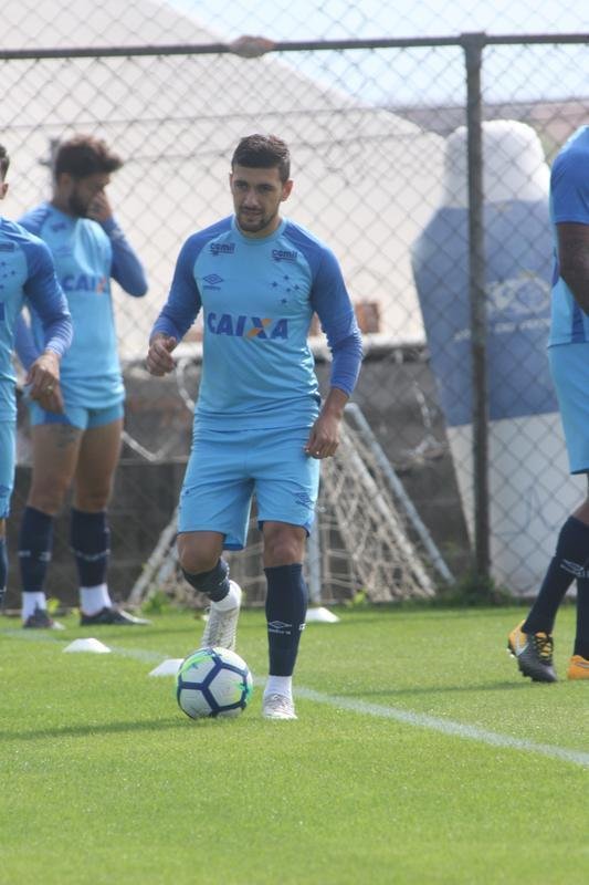 Presidente do Cruzeiro, Wagner Pires de S, acompanhou treino deste sbado, na Toca da Raposa II. Mais uma vez, Arrascaeta treinou normalmente e est cotado para iniciar como titular diante do Atltico-PR, na segunda-feira, no Mineiro, pelas oitavas de final da Copa do Brasil