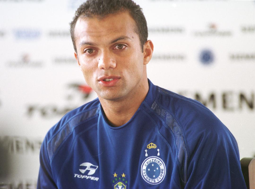 Com a frase 'Vida Loka' tatuada no braço direito, Fábio Santos teve boas atuações pelo Cruzeiro de 2005 a 2006, após chegar do Nacional da Madeira, de Portugal. Como primeiro volante, demonstrou eficiência na marcação e qualidade no passe. Em janeiro de 2007, foi vendido ao Lyon, por cerca de R$ 11,5 milhões. Na França, fez parte do time duas vezes campeão nacional, uma da Copa e uma da Supercopa. Voltou ao Brasil em 2008 para atuar pelo São Paulo e, posteriormente, no Fluminense, em 2009. Em 2010, recuperou-se de lesão nas dependências da Toca da Raposa II e foi contratado pelo Cruzeiro. Contudo, o jogador surpreendeu ao anunciar a aposentadoria aos 29 anos, em 12 de maio, após a derrota por 2 a 0 para o São Paulo, no Mineirão, pelas quartas de final da Copa Libertadores. Na ocasião, mostrou-se chateado com as vaias da torcida e também com as inúmeras cirurgias no joelho.