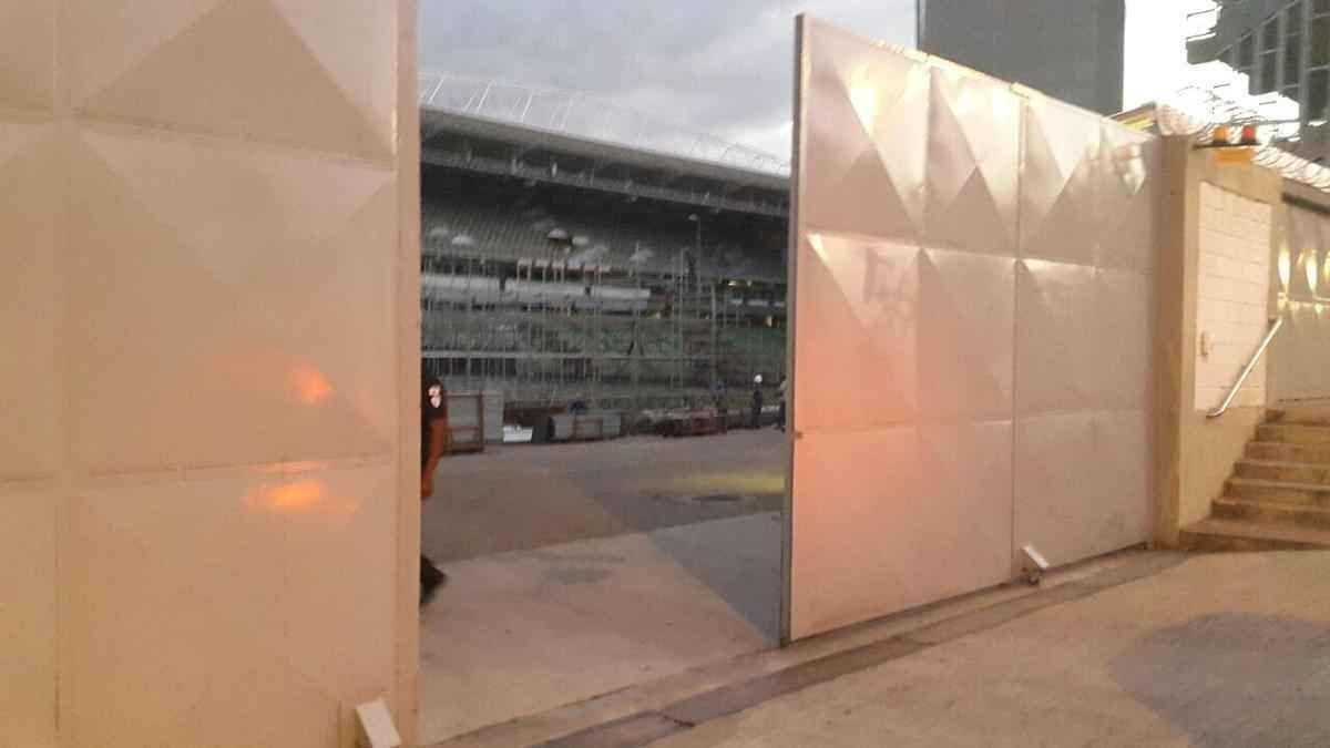 Arquibancada mvel est sendo erguida ao lado dos vestirios do Independncia