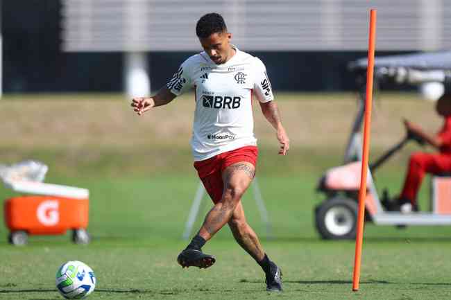 Allan, ex-Atlético-MG, foi registrado e pode estrear pelo Flamengo