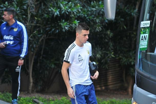 Jogadores da Argentina embarcam rumo ao treino no Independência