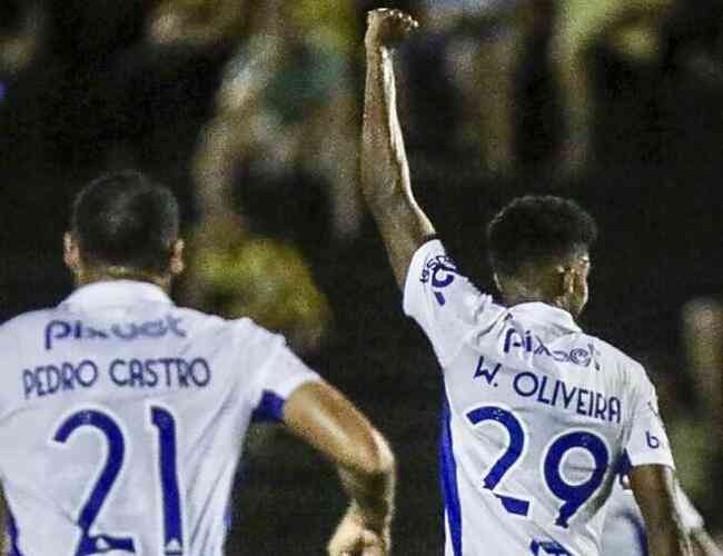 Willian Oliveira ( direita) comemora gol do Cruzeiro contra o Novorizontino