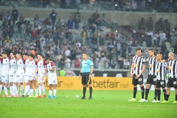 Atltico perdeu por 4 a 3 para o Coln nos pnaltis e foi eliminado da Copa Sul-Americana. Goleiro argentino Burin defendeu penalidades de Rver e Cazares