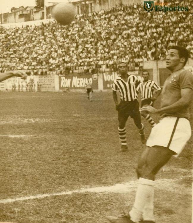 Zagueiro Procpio, do Cruzeiro, em clssico de 1961