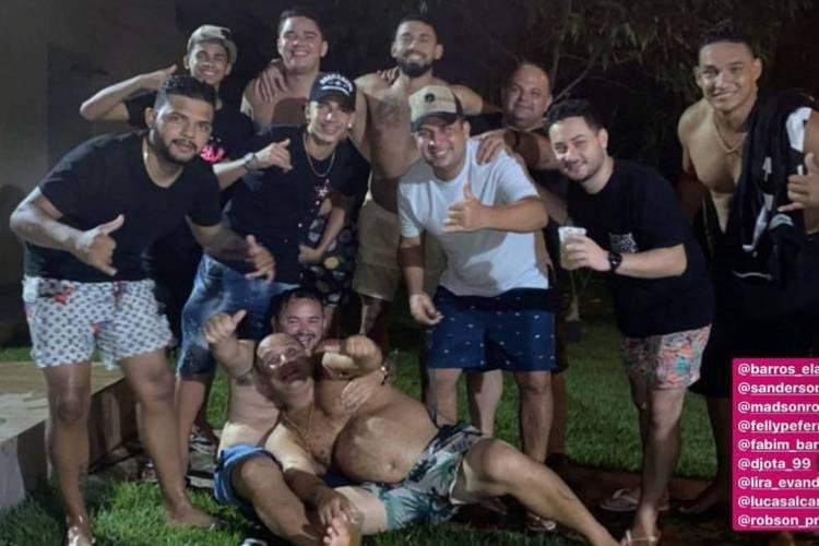 Felipe - O volante do Fortaleza participou de festa de aniversário em junho e compartilhou tudo nas redes sociais. Os convidados não respeitaram as medidas de segurança.