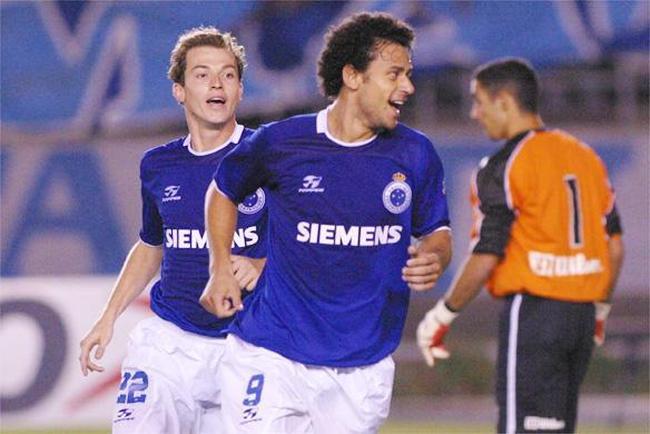 Camisa de 2005 tinha o patrocínio da Siemens e o escudo fechado