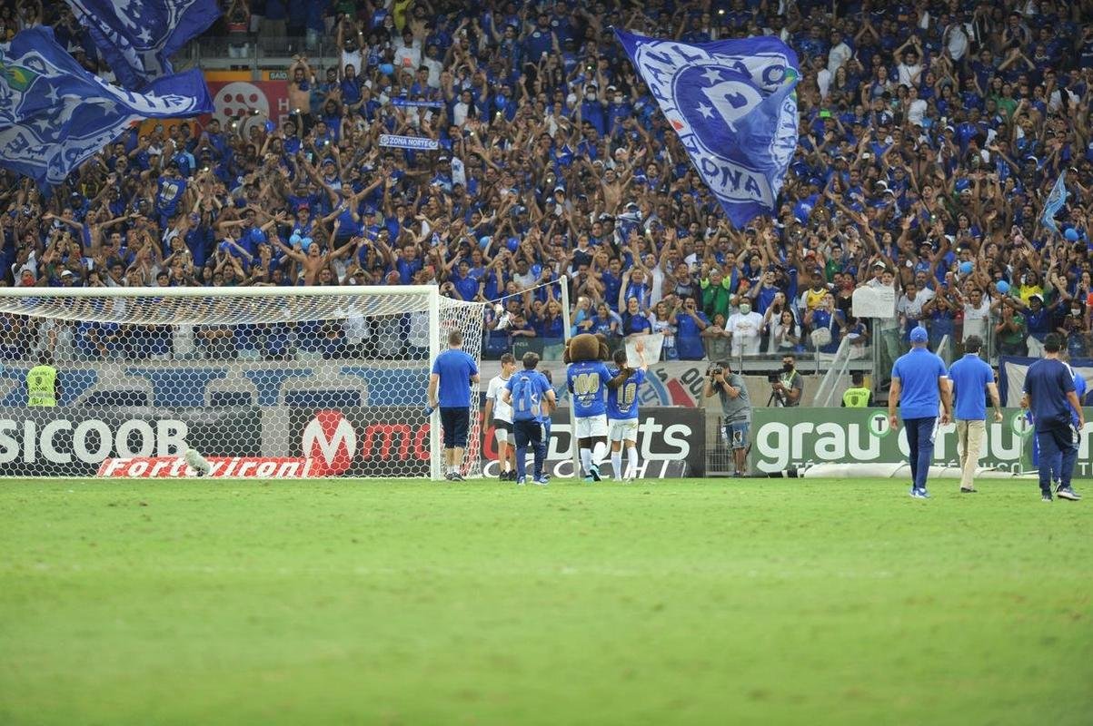 Ao lado dos filhos, Rafinha e Nicholas, Rafael Sobis foi aos prantos no Mineiro em sua despedida do futebol com a camisa do Cruzeiro. Depois de trocar a camisa com o histrico craque celeste Dirceu Lopes, ele saudou os torcedores e teve o nome gritado pelo estdio lotado. Noite foi de muita emoo para o agora ex-atacante, de 36 anos.