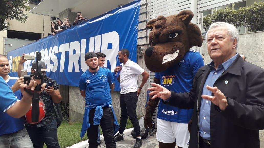 Movimentao na porta da Sede Administrativa do Cruzeiro para o lanamento do 'scio reconstruo'