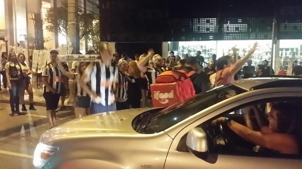 Dezenas de atleticanos celebraram o rebaixamento do Cruzeiro na sede de Lourdes