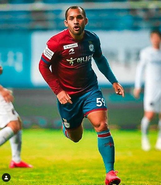 Edinho - Afastado pelo técnico Jorge Sampaoli, o atacante foi emprestado ao Daejeon Hana Citizen, clube da segunda divisão da Coreia do Sul. Em seu novo clube, são 14 jogos e quatro gols marcados.