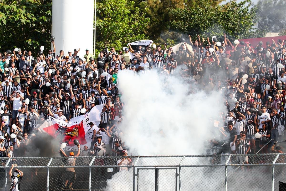 Torcedores do Atltico na partida contra o Patrocinense, no Estdio Pedro Alves do Nascimento, em Patrocnio, pelo Campeonato Mineiro