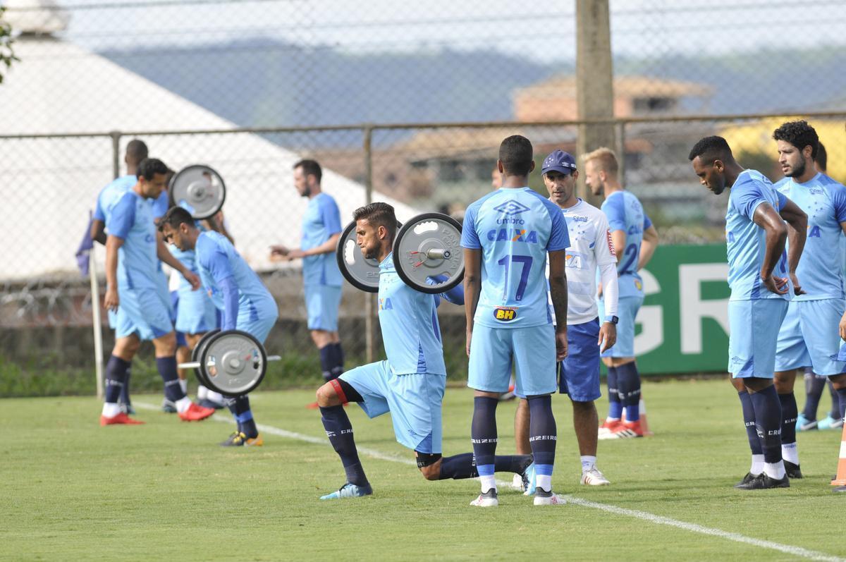 Mano Menezes montou Cruzeiro que deve encarar o Villa Nova no sbado e promoveu trs mudanas em relao ao ltimo jogo: Murilo entrou na vaga de Leo, Egdio no lugar de Marcelo Hermes e Robinho deu lugar a Ariel Cabral