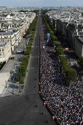 Campees do mundo desfilaram nas ruas de Paris nesta segunda, exibindo a taa da Copa para milhares de torcedores
