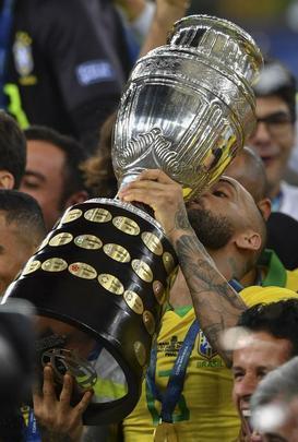 Seleção Brasileira derrota Peru por 3 a 1, conquista Copa América e ergue a taça no Maracanã; veja as fotos da festa do Brasil