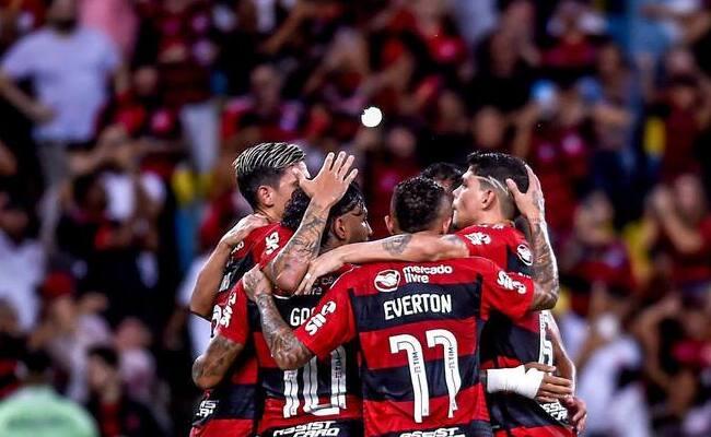 Elenco do Flamengo reunido durante partida em 2023