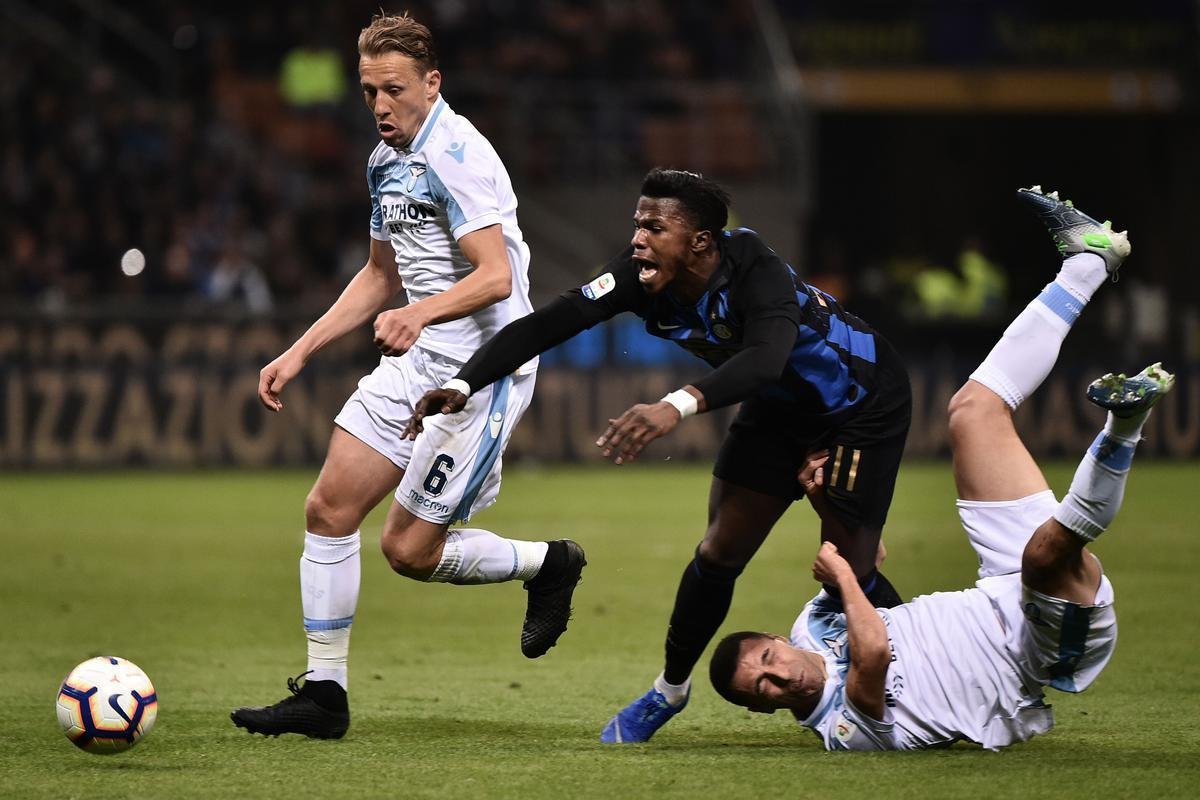 Volante Rômulo em jogo pela Lazio, da Itália