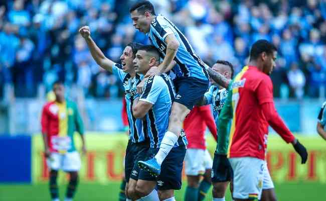 Jogadores do Grêmio comemoram com Diego Souza um dos gols da vitória